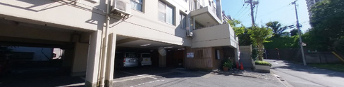 白壁の建物と駐車場