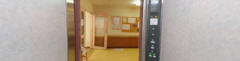介護施設内部の廊下と扉
