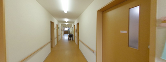 施設の廊下と居室のドア