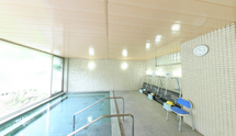 職場の温水プールと憩いの場所