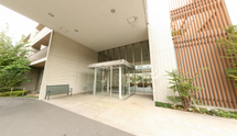 明るい介護施設のエントランス