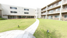開放的な庭園を持つ施設