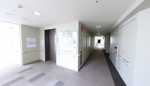施設の廊下と入居者の部屋の扉