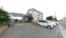 介護施設の外観と駐車場