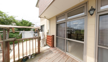木製の屋外デッキと介護施設