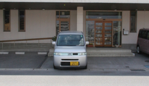 介護施設の入口と周辺環境
