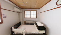 居室内部の明るい介護施設