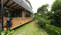 緑に囲まれた明るい介護施設
