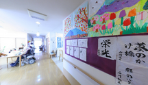 廊下に飾られたアート作品