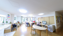 介護施設の居住者と職員の日常風景