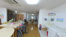 介護施設の居間と利用者