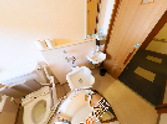 介護施設のトイレ設備と廊下