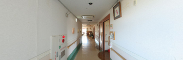 清潔で広い介護施設の廊下