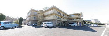 介護施設の外観と整備された駐車場