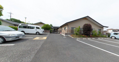 介護施設の外観と駐車場