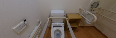 施設の安全設備付きトイレ