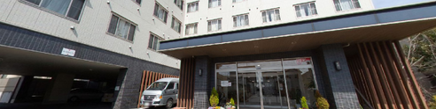 明るく清潔な介護施設の外観