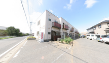 緑豊かな地域の施設外観