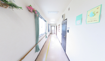 施設内の廊下と扉