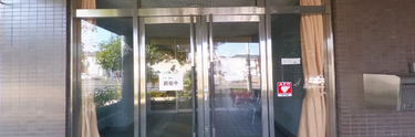 清潔で開放的な施設入口