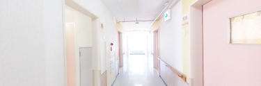介護施設内の廊下と部屋の入口