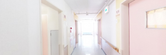 介護施設内の廊下と部屋の入口
