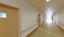 清潔で開放的な介護施設内部