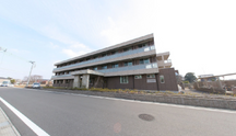 ゆとりある環境の介護施設外観