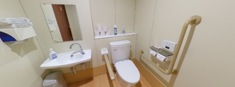 バリアフリー設計の介護用トイレ