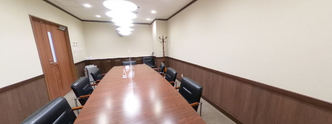 明るく広々とした会議室