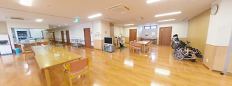 広々とした明るい共有ラウンジ