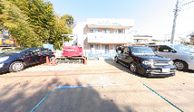 介護施設外観と進行中の工事