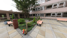 介護施設の外観と庭園風景