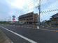 静かな通り沿いの建物外観