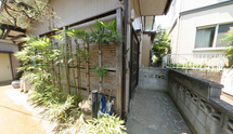 施設入口と周辺の緑