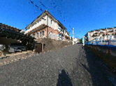 青空の下の建物外観