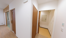 介護施設内の明るい居室