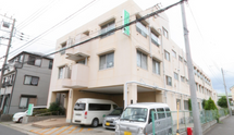 清潔感のある施設外観と街並み