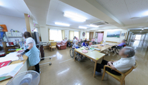 職員が働く介護施設内部