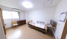 ゆったりとした介護施設の居室