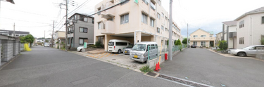 介護施設外観と近隣景観