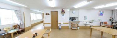 広々とした介護施設の共有スペース