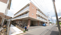 街中に位置する施設外観