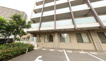 介護施設の前の通りの景色