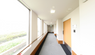 清潔感のある長い廊下