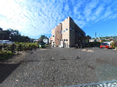 ゆったりとした門前の風景