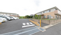 介護施設の外観と駐車場