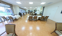 介護施設内の明るい食堂