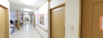 介護施設内の廊下と事務所