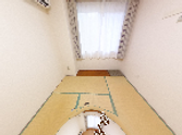 明るく清潔な介護施設の部屋
